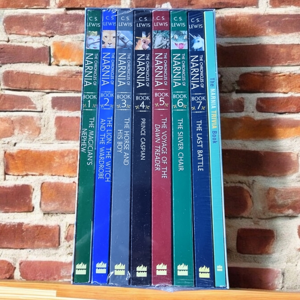 🆕️ The Chronicles of Narnia Box Set of 8 Softcover Books